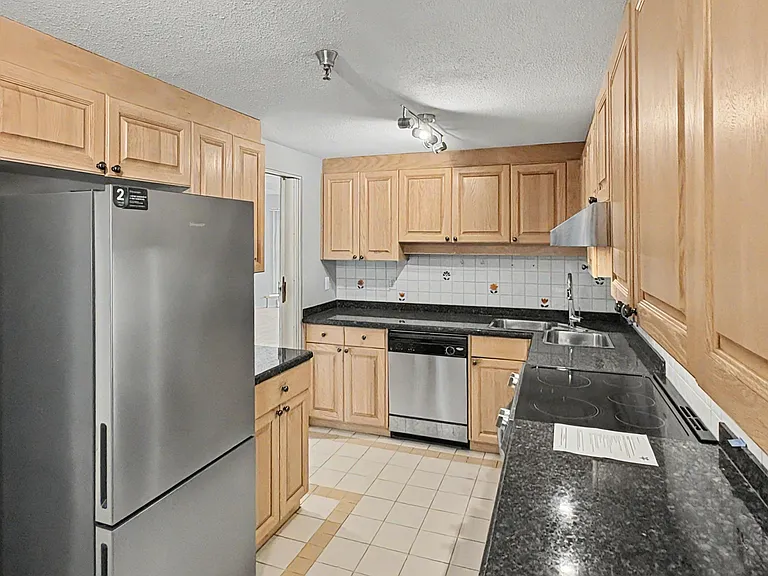 5733 Cambie St — Photo 72