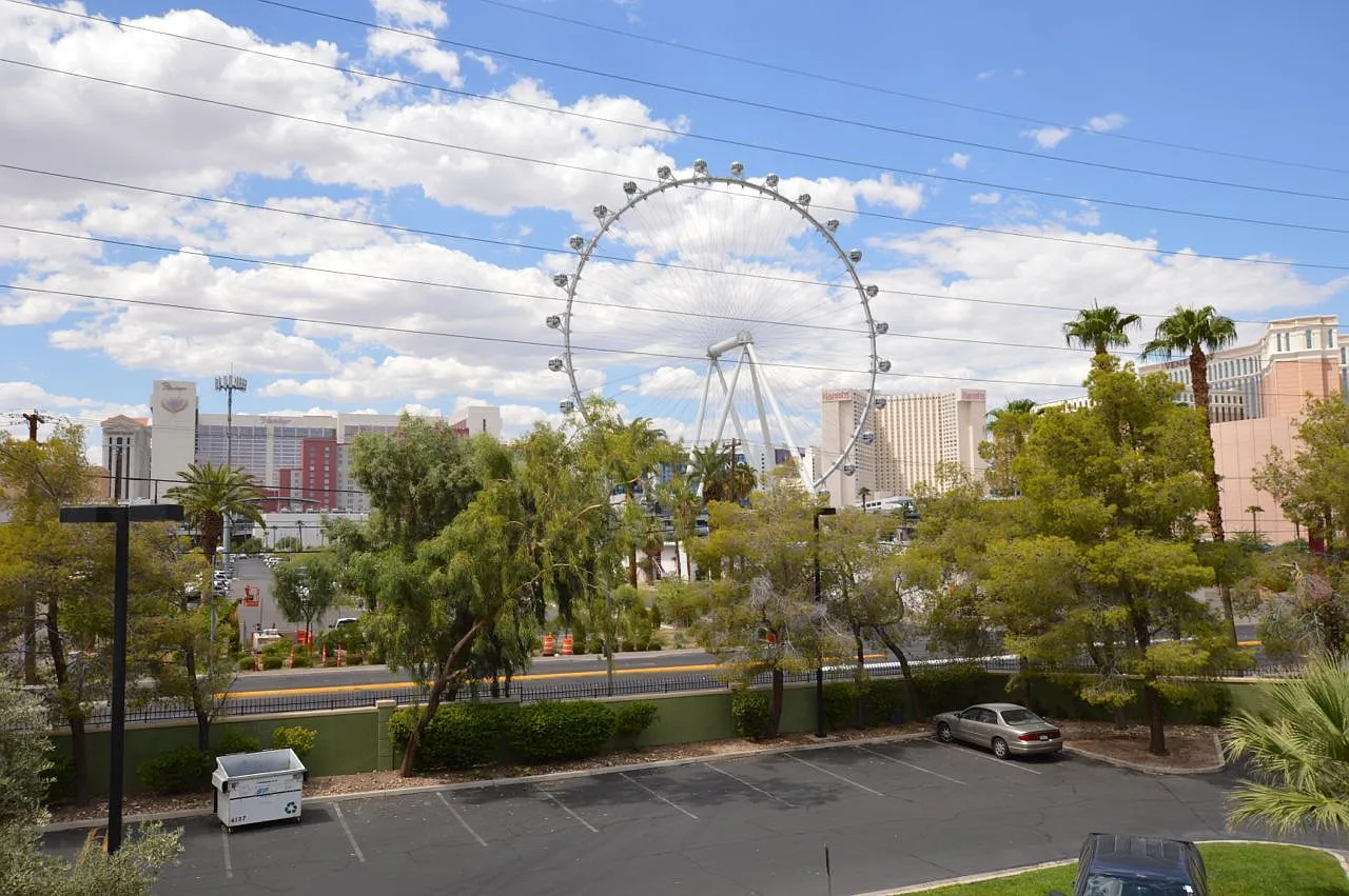 Meridian Fully Furnished Condo With Strip & High Roller View. Includes Gas, Electric And Internet — Photo 1