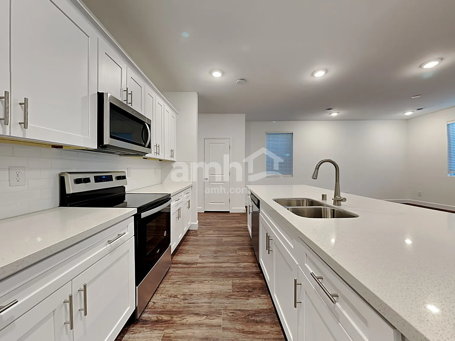 5 bed, 3.0 bath, 2407 sqft, $2,595 — Photo 3