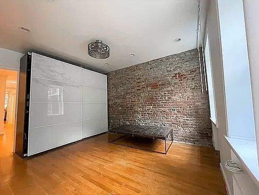 4th image of 215 E 29th St