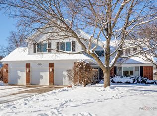 2888 Whispering Oaks Ct, Buffalo Grove, IL 60089
