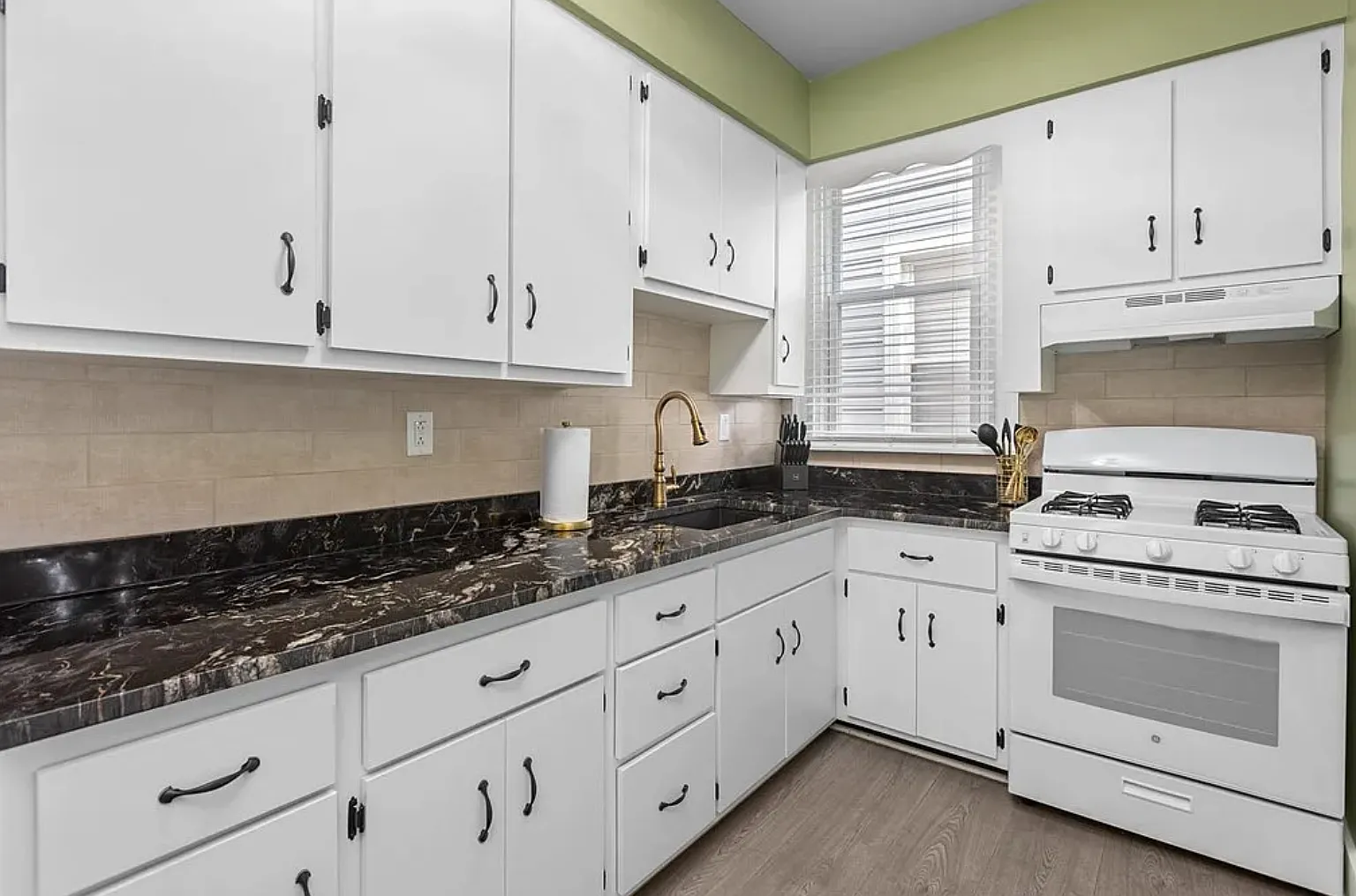 2 bed, 1100 sqft, $2,100 — Photo 4