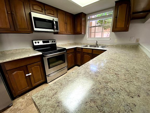 4th image of 2421 N Graham Dr