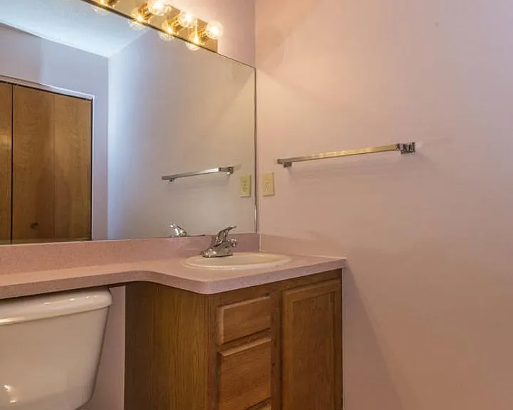 1802 E Maxwell Ln — Photo 5