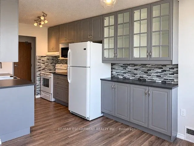 2 bed, $2,100 — Photo 3