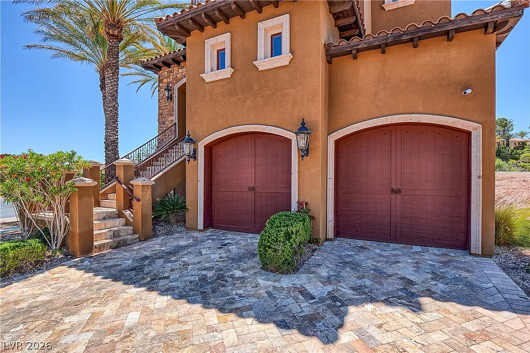 5 bed, 7.0 bath, 6895 sqft, $8,900 — Photo 2