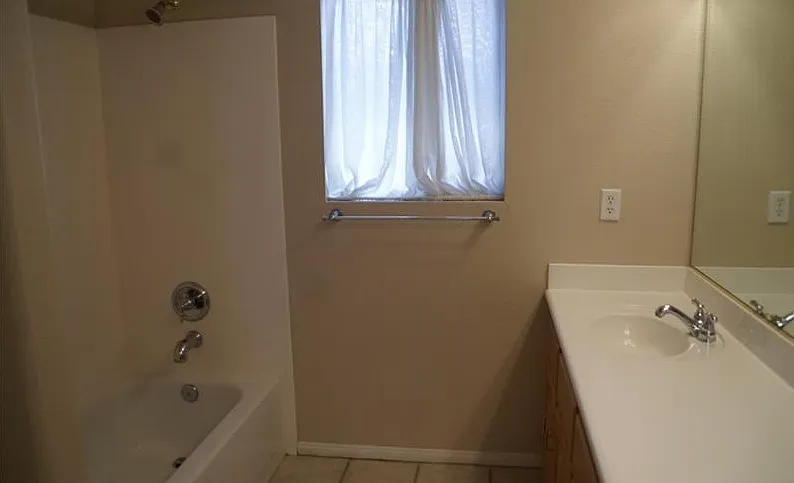 5 bed, 2742 sqft, $2,750 — Photo 4