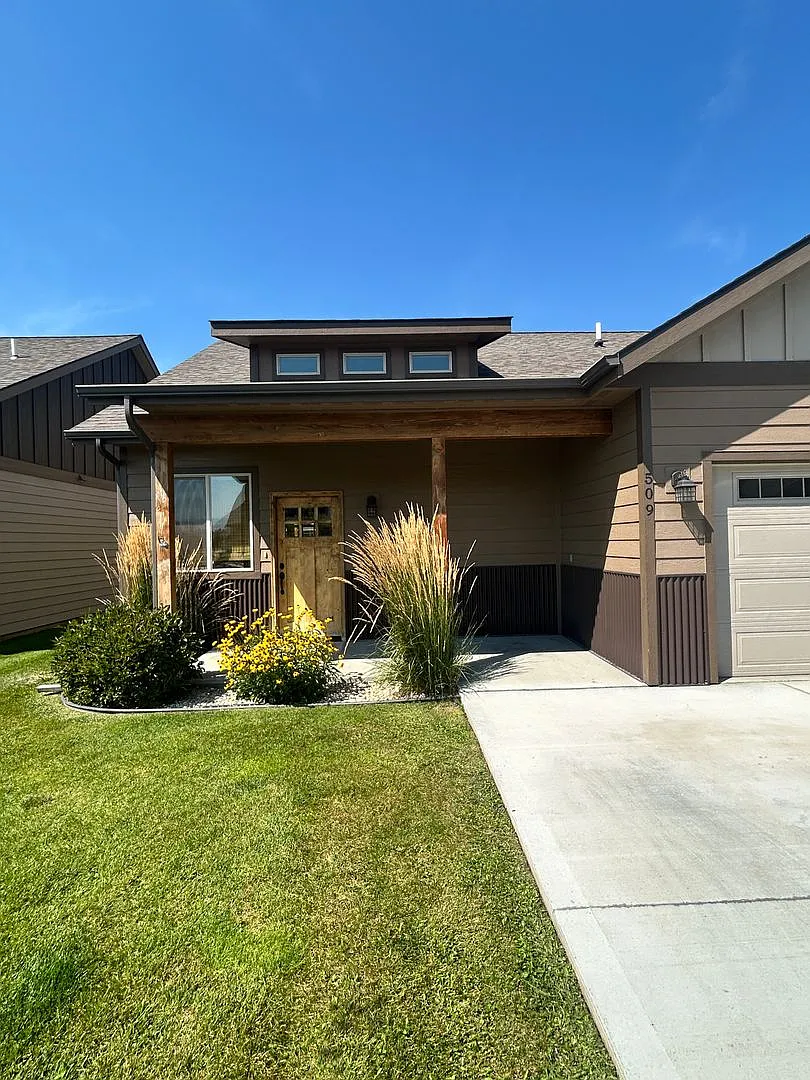 2 Bed 2 Bath Home with Garage in Hamilton — Photo 1