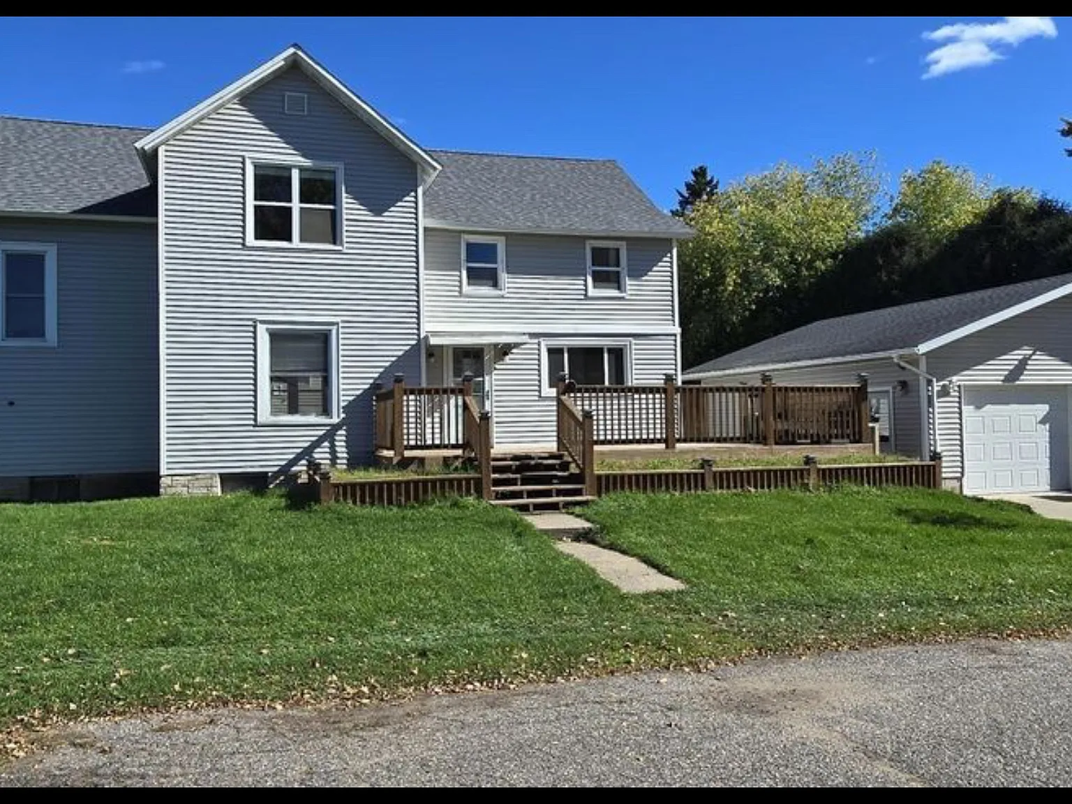 3 bed, 1.5 bath, 1962 sqft, $1,700 — Photo 1