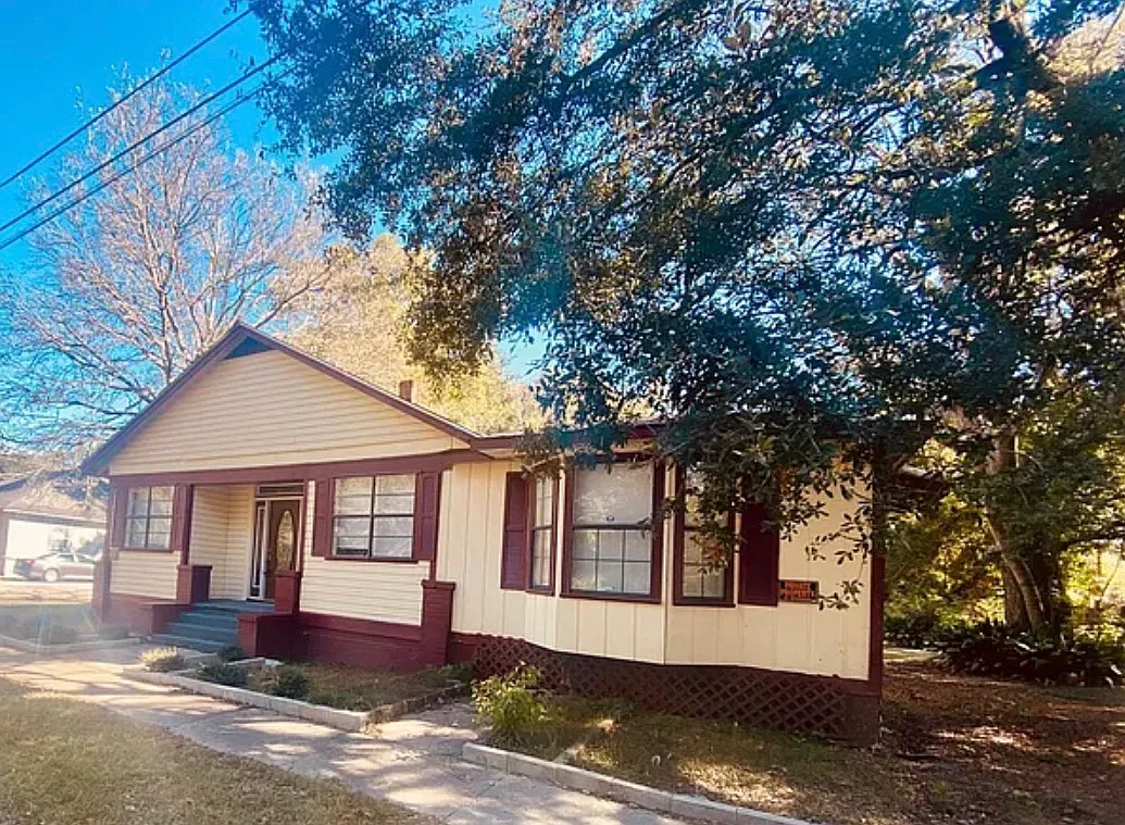 3 bed, 1800 sqft, $1,350 — Photo 1
