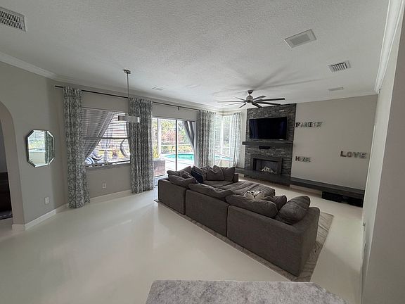 3rd image of 836 Ashbrooke Ct