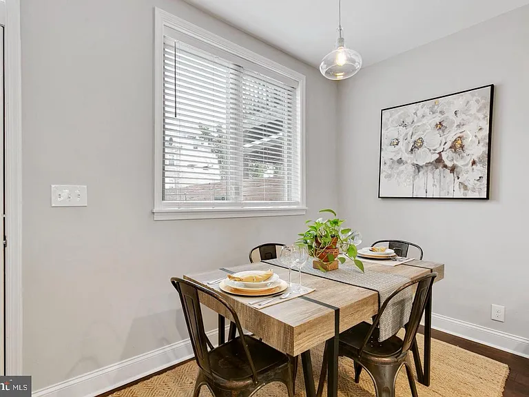 413 S East Ave — Photo 10
