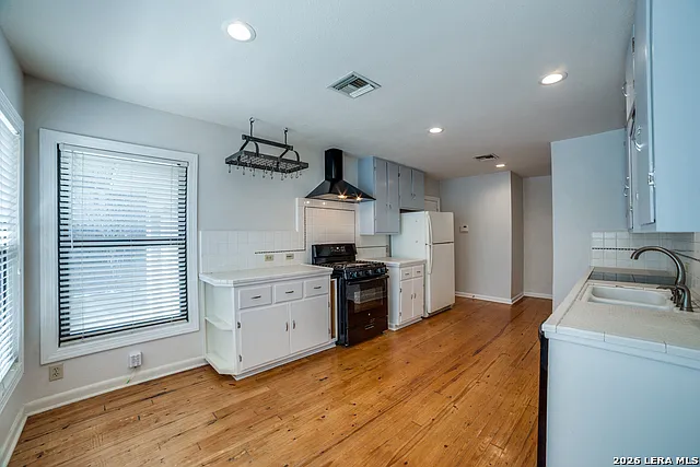 244 Halcyon Pl — Photo 3
