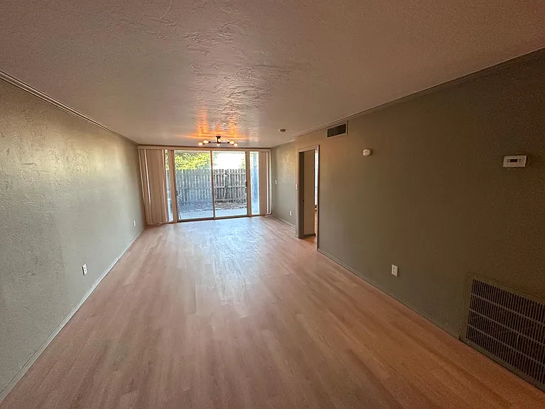 6000 N Brookline Ave #53 — Photo 14