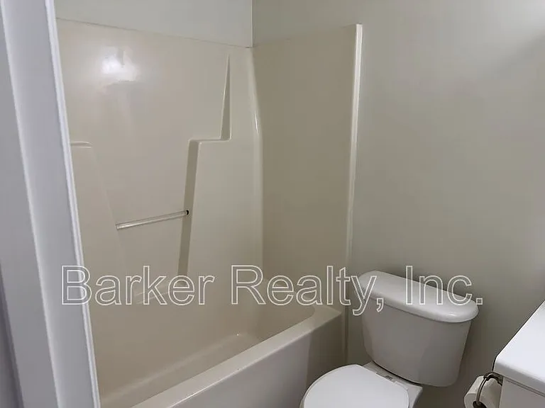 704 Southampton Dr — Photo 16