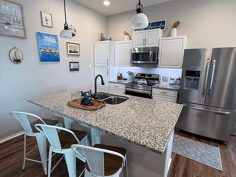 155 S Nautica — Photo 3