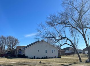 2340 SE Oakwood Dr, Topeka, KS 66605