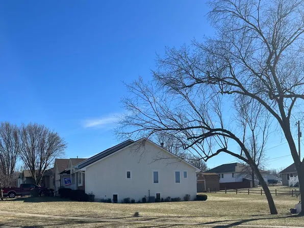 2340 SE Oakwood Dr, Topeka, KS 66605
