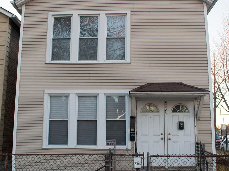 1st image of 3202 S Emerald Ave #1