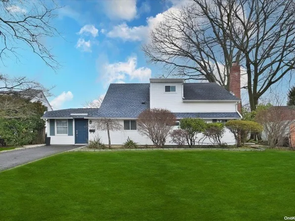 93 Choir Lane, Westbury, NY 11590