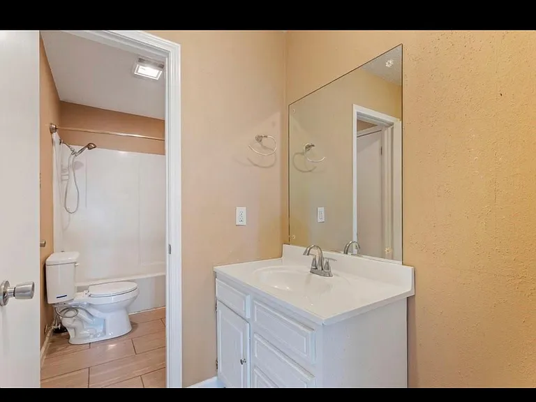 1911 Hodges St — Photo 7