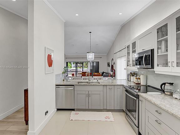 4th image of 5045 E Lakes Dr