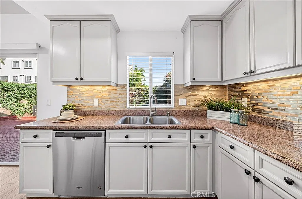 3 bed, 2.5 bath, 1736 sqft, $4,150 — Photo 3