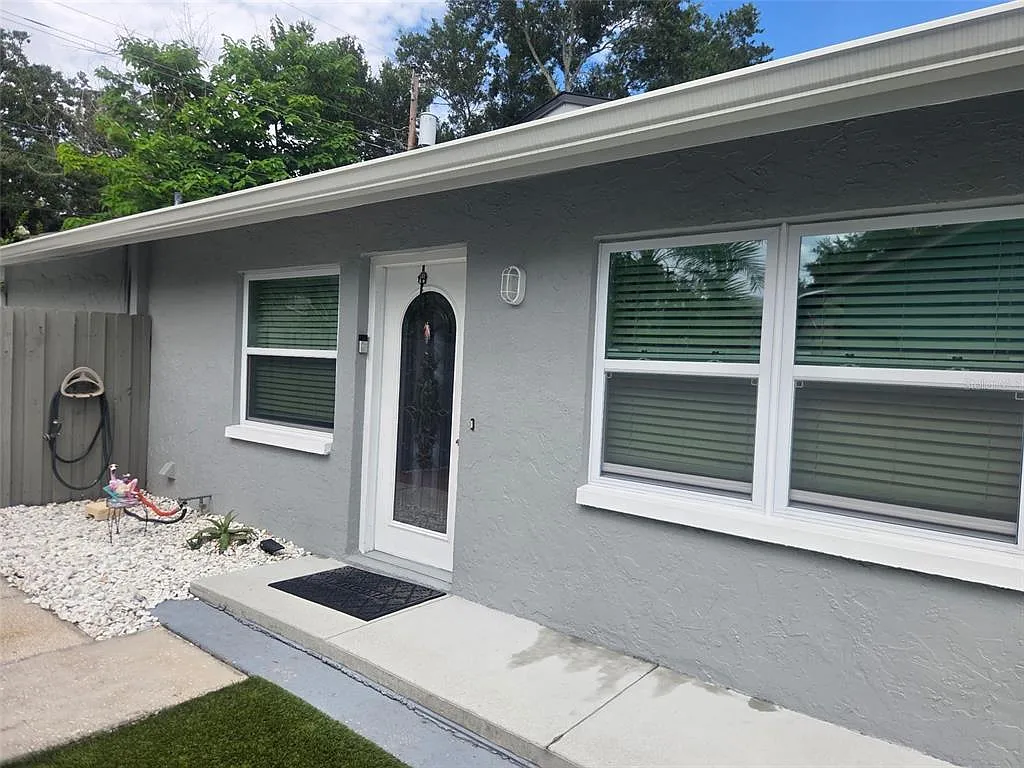 2 bed, 1.0 bath, 1100 sqft, $2,400 — Photo 1