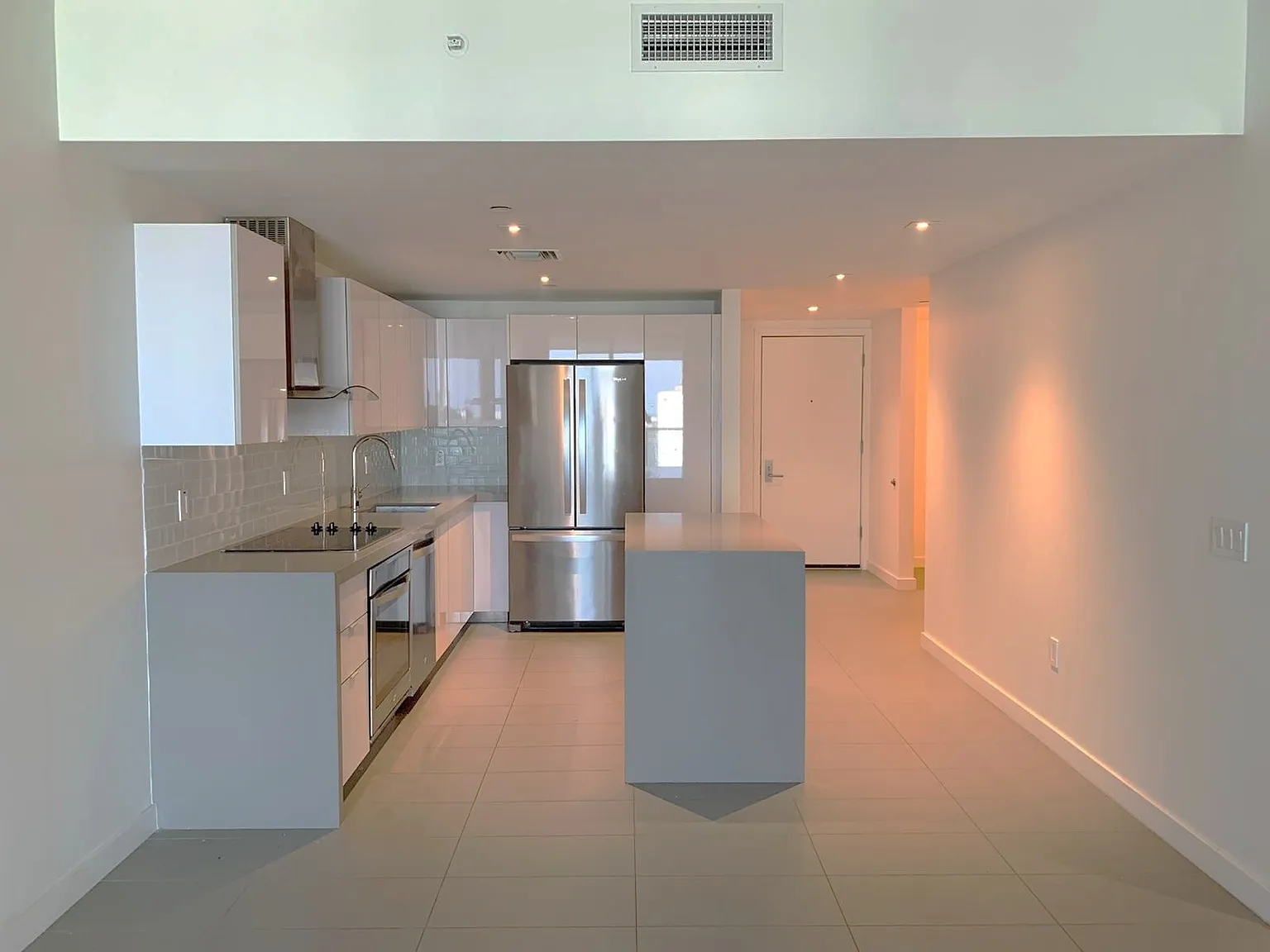 1 bed, 1.5 bath, 910 sqft, $3,200 — Photo 2