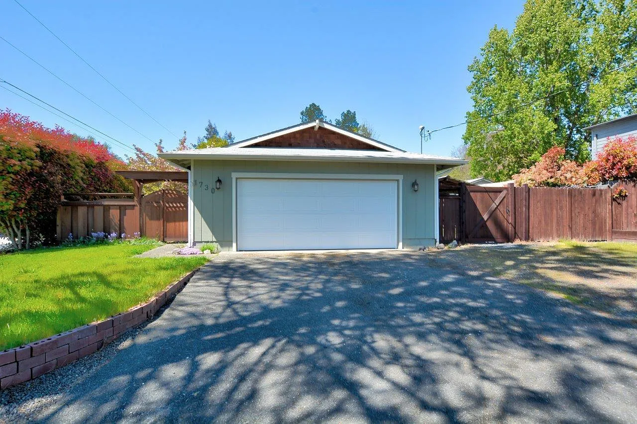 1730 NW Highland Ave photo 1