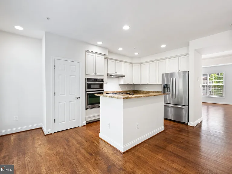 8342 Broderick Cir — Photo 15