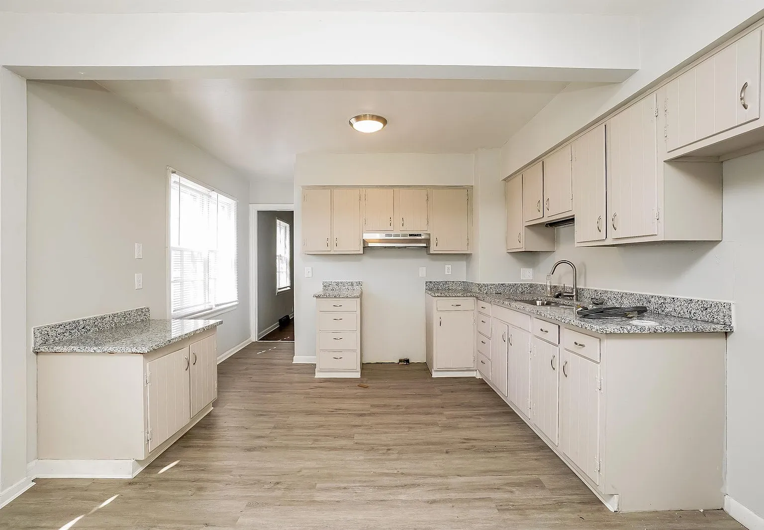 3 bed, 1.0 bath, 888 sqft, $1,097 — Photo 3