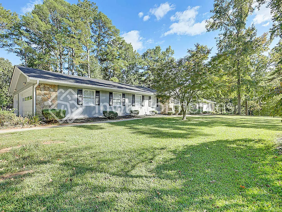 5138 Lake Forest Dr SE