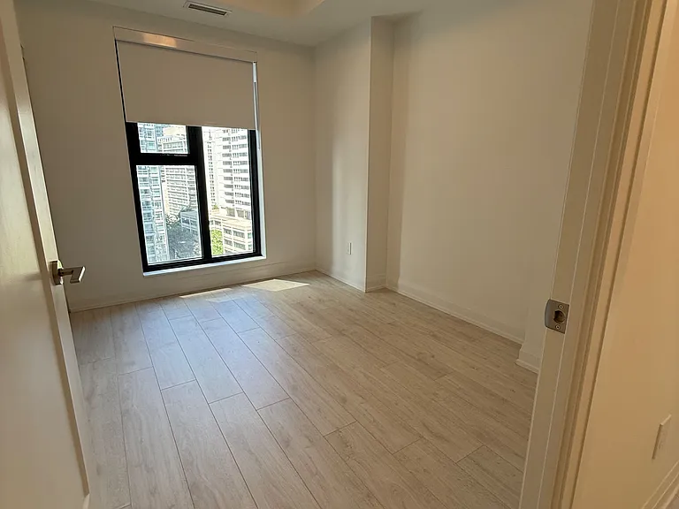 20 Soudan Ave #901 — Photo 14