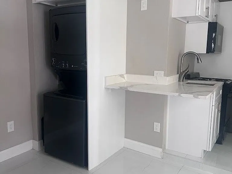 2726 Miami Ter #B — Photo 11