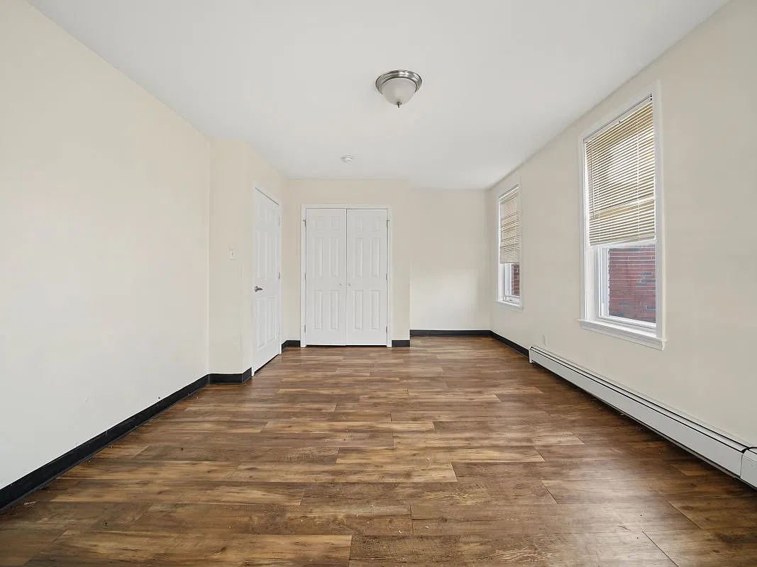 3 bed, 1.0 bath, 1000 sqft, $2,300 — Photo 1