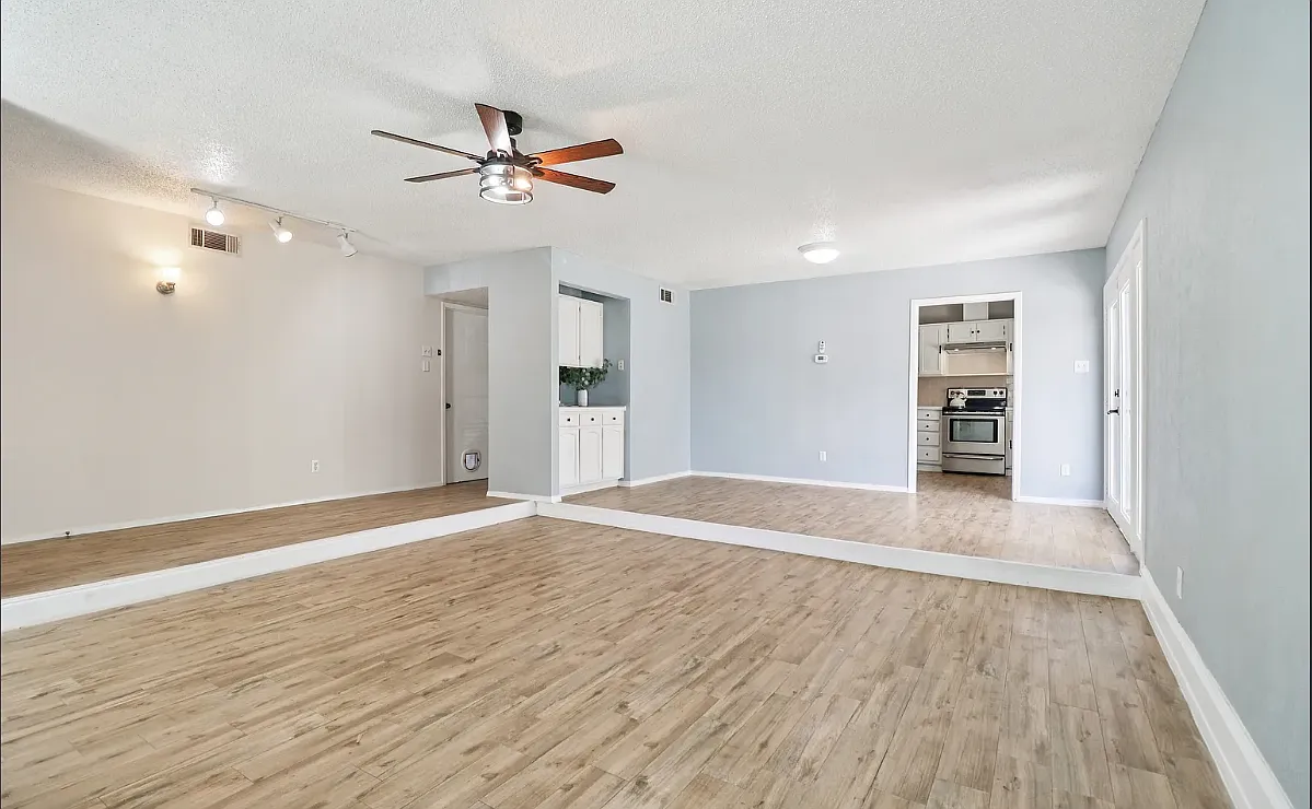 Living room - 3216 Red Oak Ln