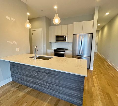 2nd image of 4555 N Ravenswood Ave #401