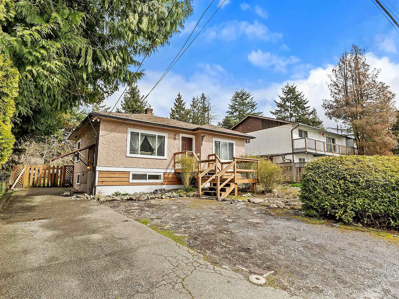13627 Hilton Rd photo 1
