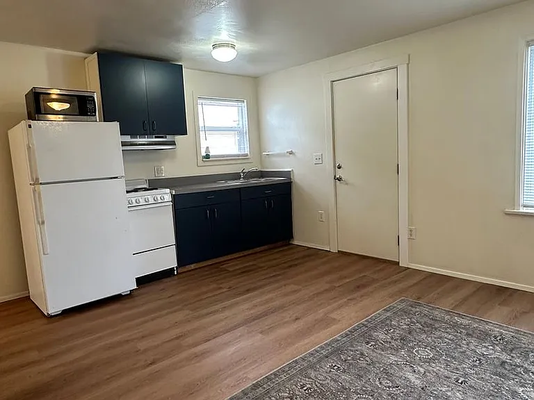 2412 1/2 Everett Ave — Photo 2