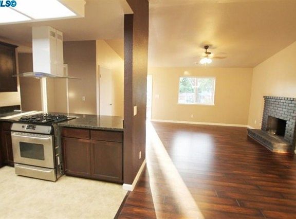 3rd image of 1914 N Hall Ct