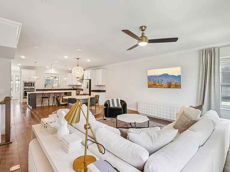 21 Dahlia Dr — Photo 2