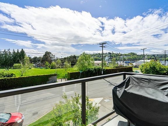 Balcony w/ park & city views!