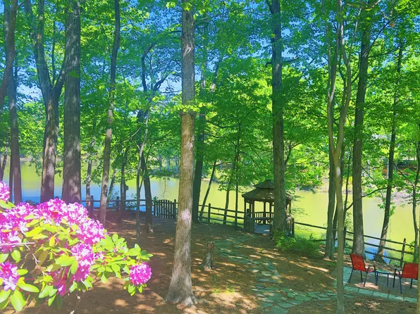 3209 Peninsula Dr, Jamestown, NC 27282