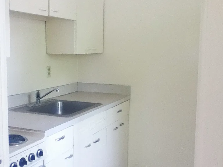 Eugene Manor Apartments — Photo 10