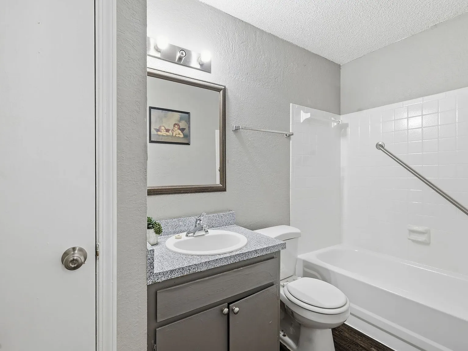 Woodland HIlls Apartments — Photo 4