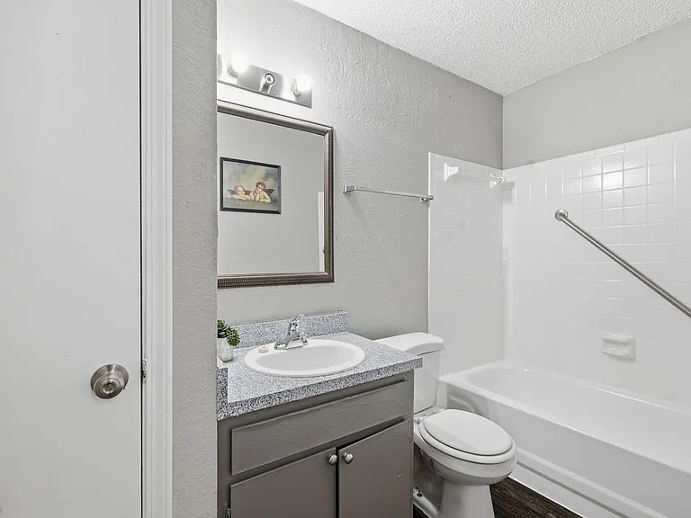 Woodland HIlls Apartments — Photo 16
