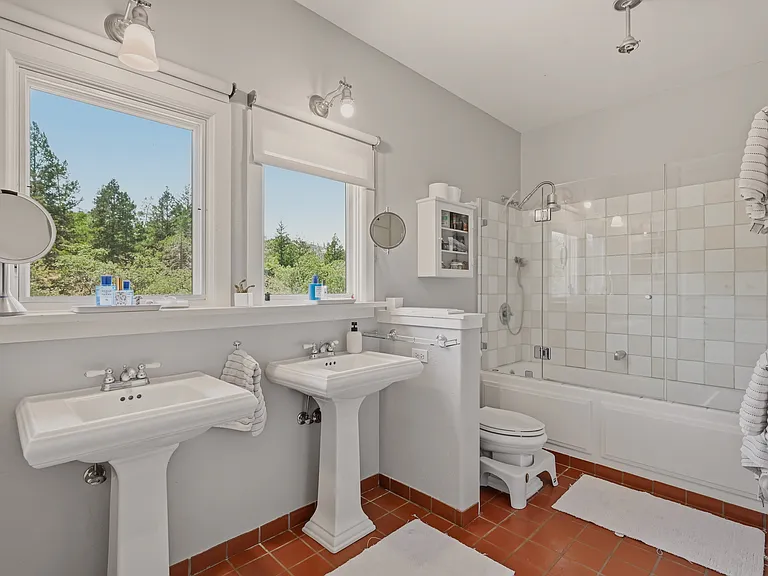 2491 Spring Mountain Rd — Photo 45