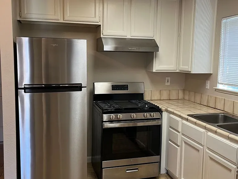 415 W J St — Photo 26