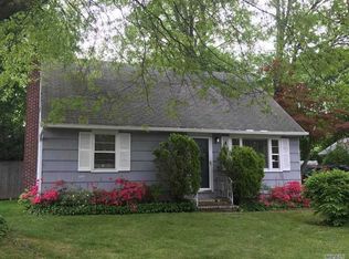 6 Field Pl, Huntington Station, NY 11746